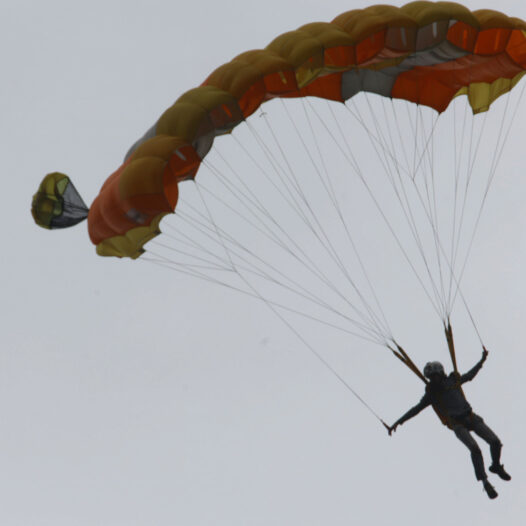Pirita linnaosa traditsiooniline lastehommik.base jump on langevarjuhüpe